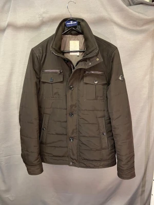 J Lindeberg field jacka - Säljer denna supersnygga field jacka från j Lindeberg, perfekt för höst, vår, vinter!  Size M , modellen är 180cm 70kg. Skick 8/10 inga hål eller skador. Hör av dig vid intresse 🤩