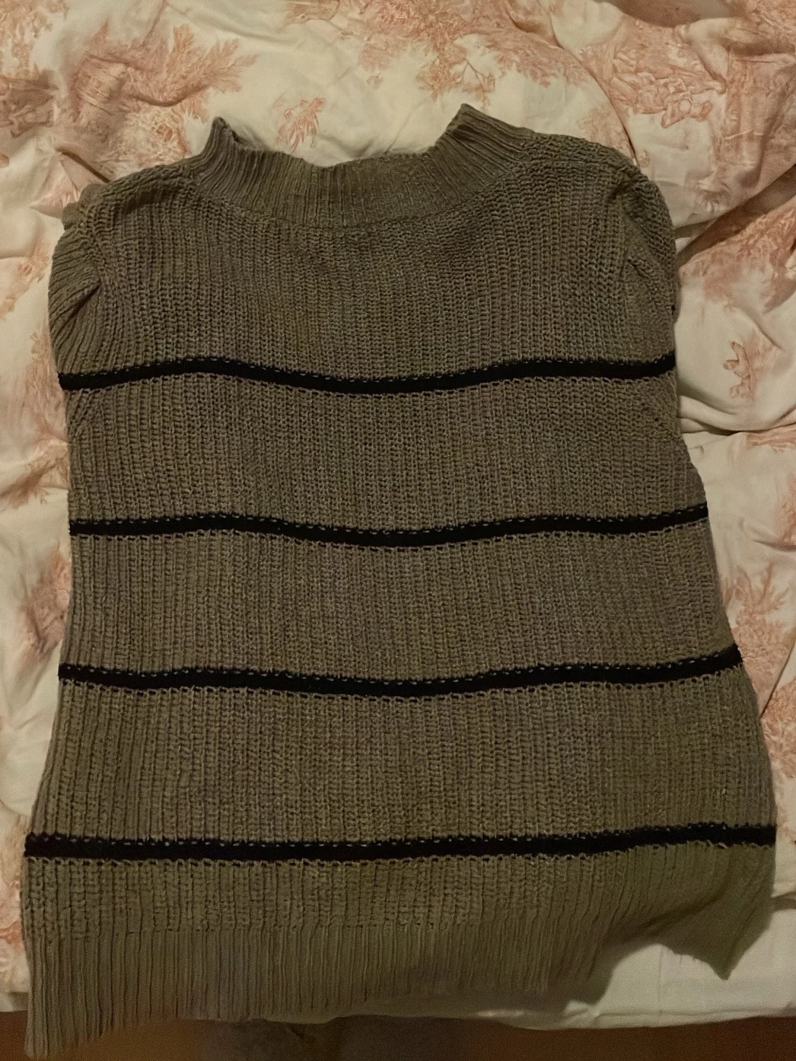 Olivgrön stickad tröja med svarta ränder - 1