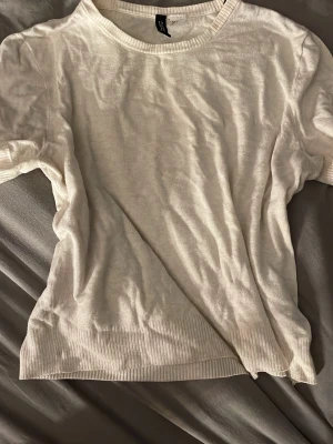 Stickad kortärmad tröja  - Ny, sitter som xs!!!!!