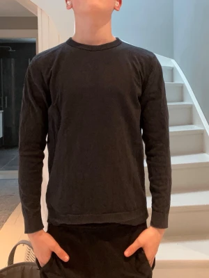 Mörkblå stickad tröja  - Hej! Säljer denna enkela och stilrena blå stickad tröja från HM | storlek 158-164 | modellen är 168 så passar bättre om man är lite längre | bra skick utan deffekter | Kom privat för mer info | pris kan diskuteras 🤝