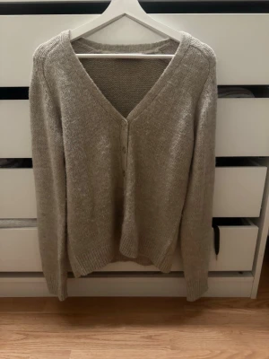 Beige stickad kofta med v-ringning - Biege stickad kofta ifrån Zara i storlek M! 