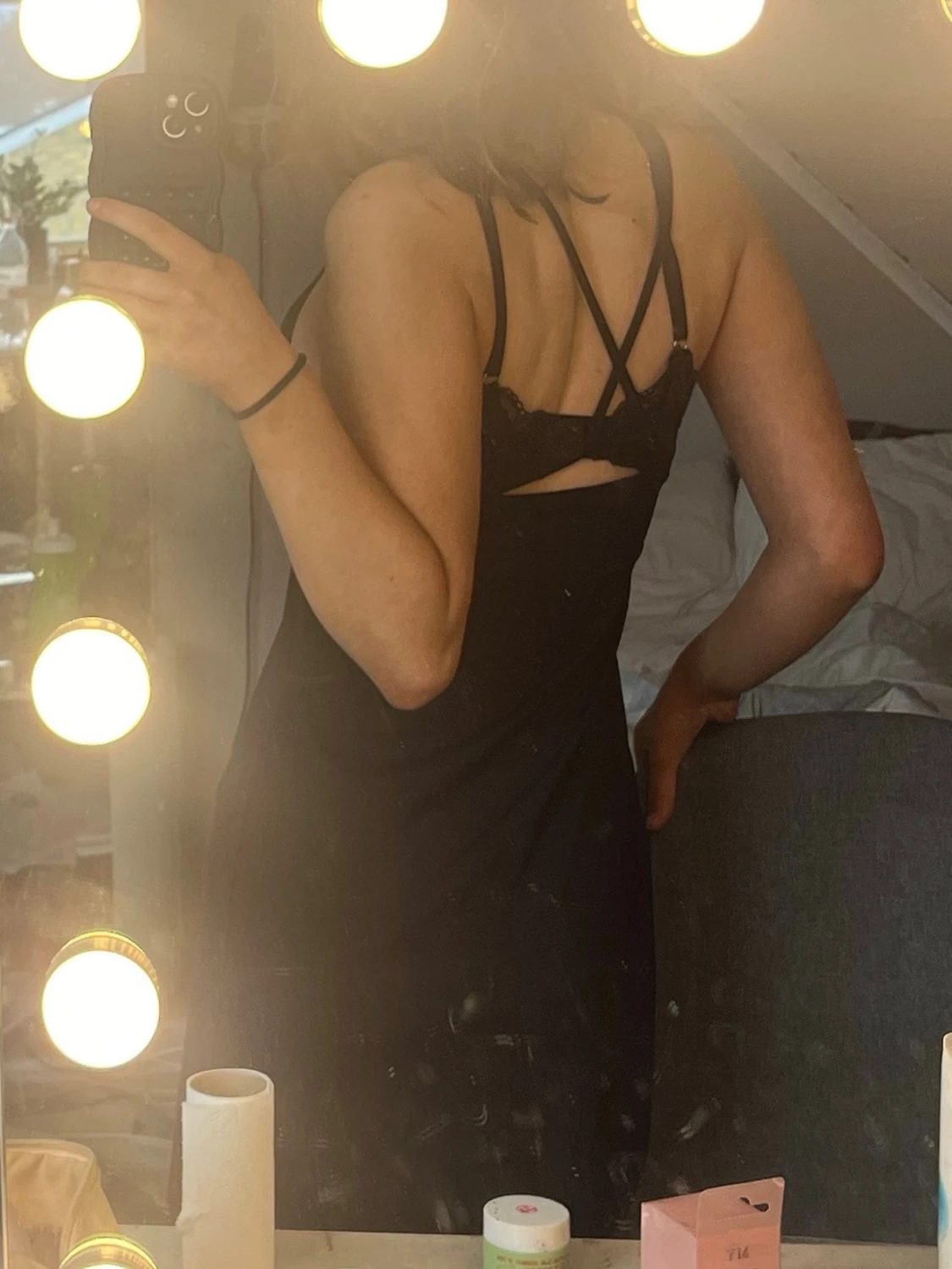 Svart klänning med v-ringning - 1