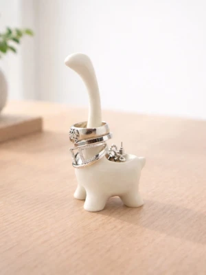 Snygg ringhållare - Ringhållare i form av en dinosaurie. Ringarna ingår ej utan visar bara hur den används. 