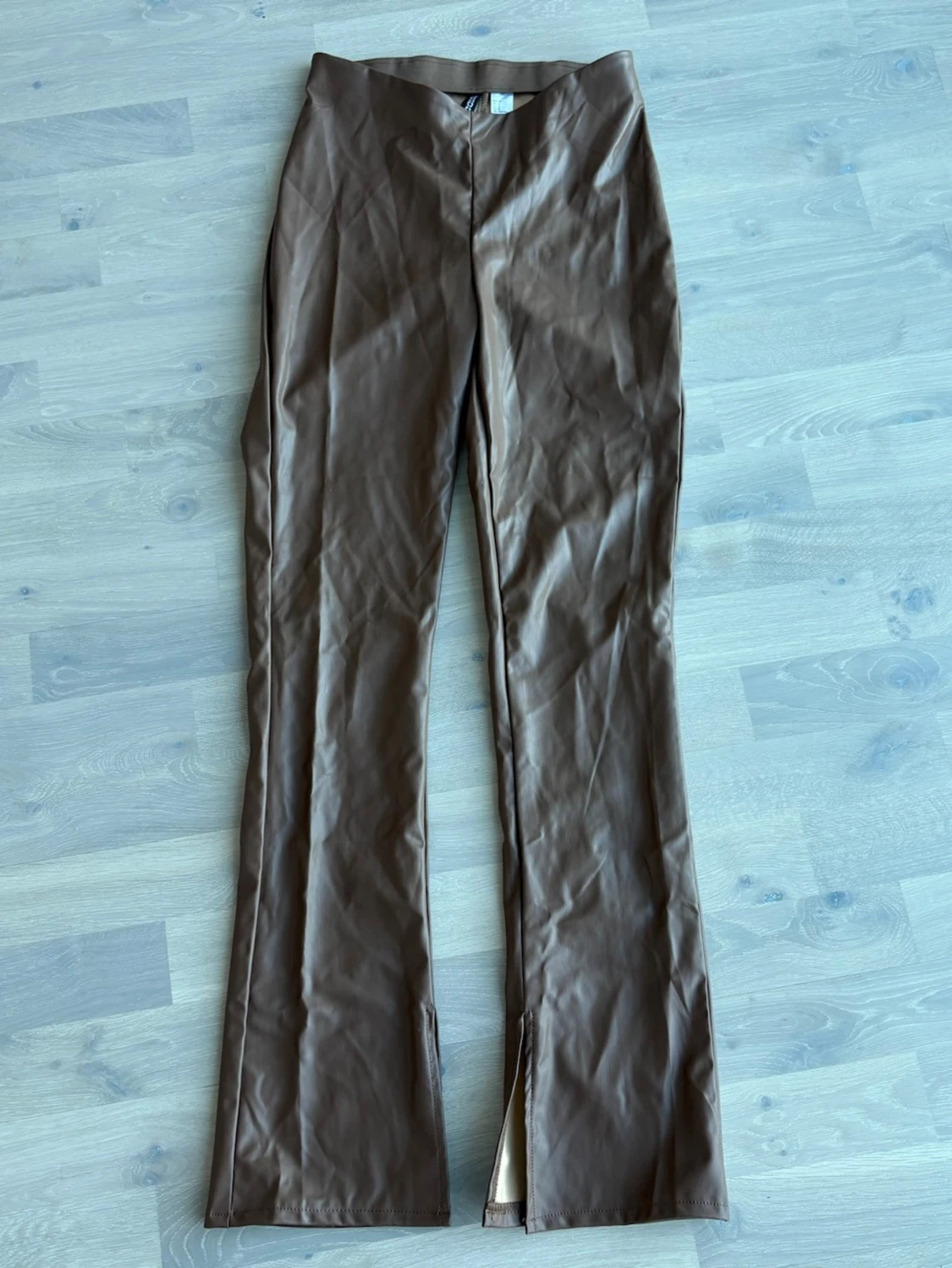 Bruna skinnbyxor med slits, storlek M