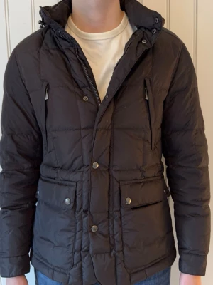 Massimo dutti jacka - Massimo dutti vinterjacka | Storlek: M, passar även S | Mycket bra skick | Modellen är 183 och väger ca 70 kg | Hör gärna av dig vid frågor och funderingar! 🤗