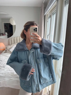jacka med päls  - skitsnygg jeansjacka med päls😍😍😍 kan tänka mig gå ner i pris vid snabbköp och har 10% rabatt vid köp av bundles!
