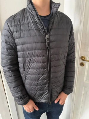 Woolrich Dunjacka - Hej! Säljer nu denna väldigt snygga dunjackan från Woolrich. Jackan är väldigt perfekt nu till våren som börjar närma sig och är i fint skick! Storleken är M och ny pris är 3799 kr och säljer den endast för: 1099 kr!