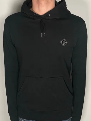 J.Lindeberg hoodie - Säljer en riktigt snygg och trendig J.Lindeberg hoodie i fint skick, storlek S, vid frågor är det bara att skriva //Gramenti