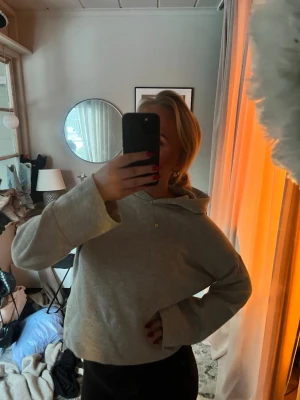 Grå croppad hoodie från Pieces - Ljusgrå croppad hoodie med snygg mudd vid armar och mage i Stl XS från Pieces! Lite nopprig vid armarna och hals, men inget synligt (skriv för bättre bild)🩷