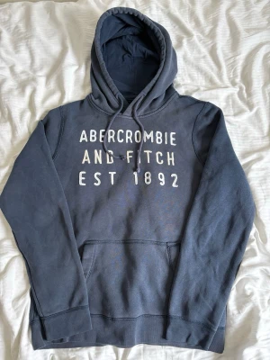 Abercrombie and Fitch Hoodie S - Riktigt snygg och eftertraktad Abercrombie hoodie i storlek S. Inga defekter alls! Hör gärna av dig vid minsta fundering!⭐️