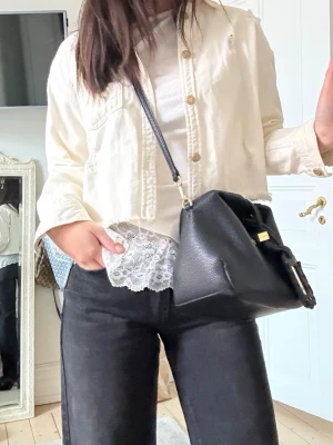 Ljus jeansjacka  - En kort, ljus jeansjacka från Only i storlek 34. Den är använd sparsamt. 