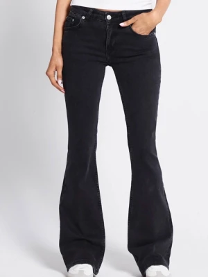 Low boot, svarta lager 157 jeans!  - Snygga svarta bootcut jeans med hög midja och klassisk femficksmodell. Jeansen har utsvängda ben och är tillverkade i ett mjukt denimtyg med stretch för extra komfort. Strl S - full length. Använda men i fint skick! 🥰 Bara att höra av er vid frågor eller funderingar!