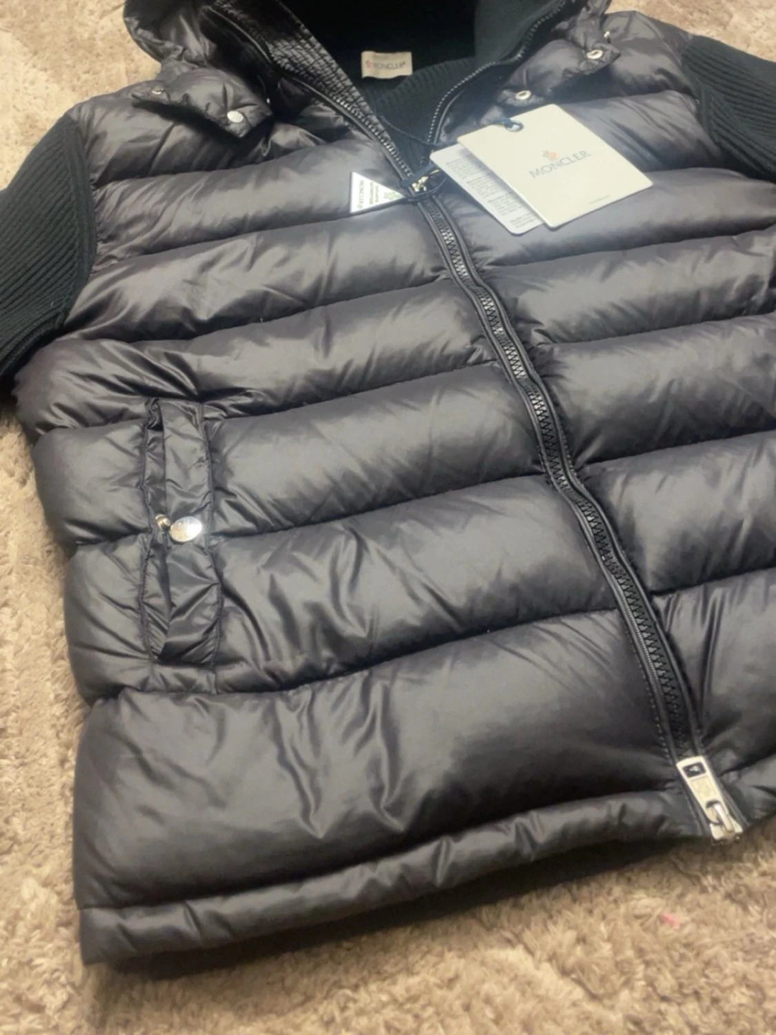 Svart dunväst med huva från Moncler - 1