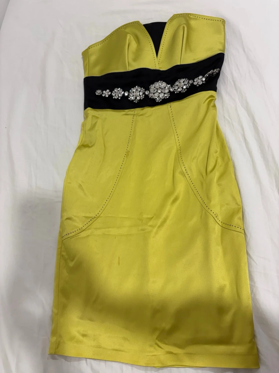 Gul axelbandslös klänning från Balo