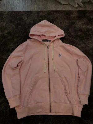 Rosa Ralph Lauren zip - Vintage rosa Ralph Lauren zip i storlek S. Knappt använd då den inte passade.