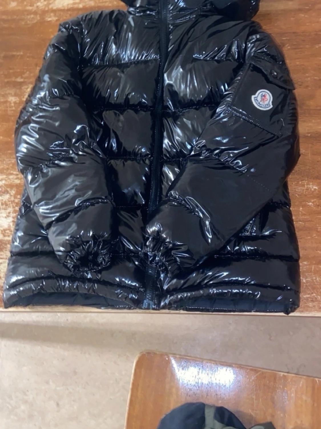 Svart glansig dunjacka från Moncler