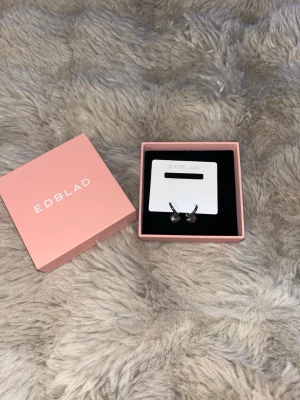Silverörhängen med hjärtan från Edblad - Snygga örhängen i silverfärg från Edblad med små hjärtformade hängen. Kommer i original ask och är perfekta för dig som gillar stilrena accessoarer med en romantisk touch. Aldrig använda! Orginalpris: 350kr. Mitt pris 300💖