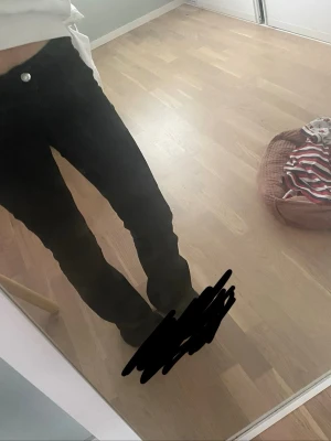 Svarta bootcut jeans  - Säljer ett par svarta bootcut jeans från weekday i str 25. Jeansen har en silverfärgad knapp och är tillverkade i ett stretchigt denimtyg som sitter snyggt på kroppen. Perfekta för dig som gillar en tidlös och trendig look.