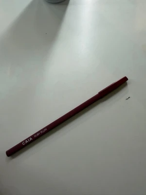 Caia läpp penna - Säljer denna fina läpp penna, testad på handen en gång 🩷