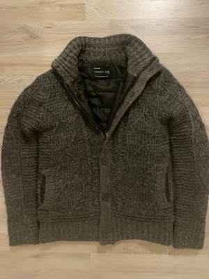 Fodrad stickad cardigan - Otroligt snygg, varm och skön grå fodrad sticksd cardigan med fint mönster. Passar perfekt till kallare väder. Priset kan såklart diskuteras