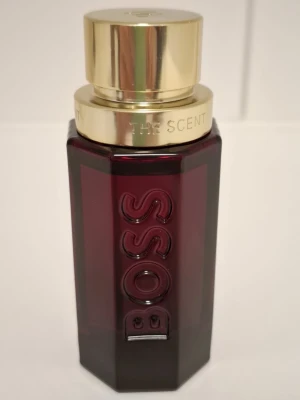 Boss The Scent Elixir - Hej!, Jag säljer en parfym från Boss | Den är i en röd och guld kombo tillsammans med en doft som levererar! | Den är helt full endast testad med en söt och sofistikerad doft perfekt för dig som vill sticka ut med en unik doft!🤝