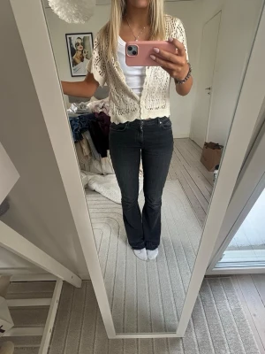 Vit virkad kort kofta med knappar - Säljer min virkade kofta som e såååå najs till sommaren. Den är köpt från Spanien och finns inte att köpa här o Sverige! Älskar den!!❤️