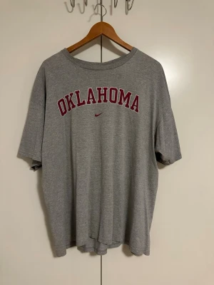 Vintage Nike T-shirt - Vintage Nike T-shirt köpt på thrift i USA. Passar XL. Skriv för fler bilder, mått eller andra frågor!