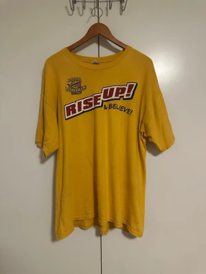 Gul Cavs Rise Up t-shirt - Vintage T-shirt köpt på thrift i USA. Unikt tryck både fram och bak. Passar L/XL Skriv för fler bilder, mått eller andra frågor!