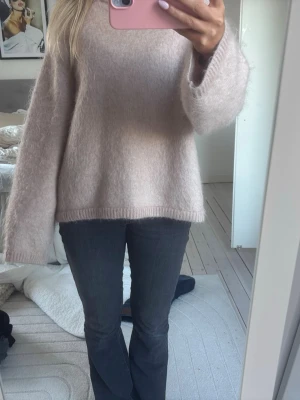 Other&stories stickad tröja - Säljer min så fina ljusrosa stickade other&stories tröja. Älskar verkligen denna och hur fin färg den har!