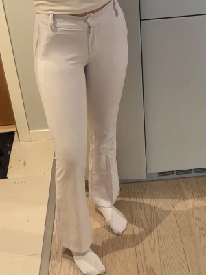 Vita bootcut kostymbyxor - Från design by si, lite grå vita, sitter som en XS