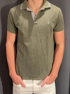 Ralph Lauren Pike - Tja, säljer en Ralph Lauren Pike i storlek M. Skick 9/10, använd fåtal gånger. Pris 429. Fraktar samma dag, hör av dig vid frågor o funderingar!