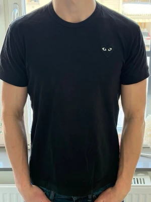 Comme des Garçons - T-Shirt - - Klassisk svart T-shirt med stilren logga 📌CDG📌Passar M - S. Skriv vid frågor. 🤝