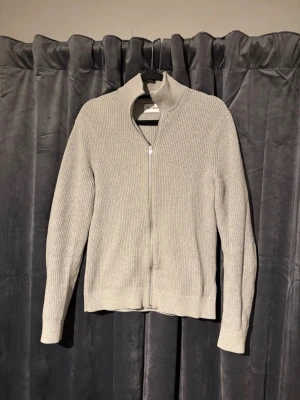 Fullzip Tröja - Grå helzip från East West i fint skick. Storlek S kan passa M.