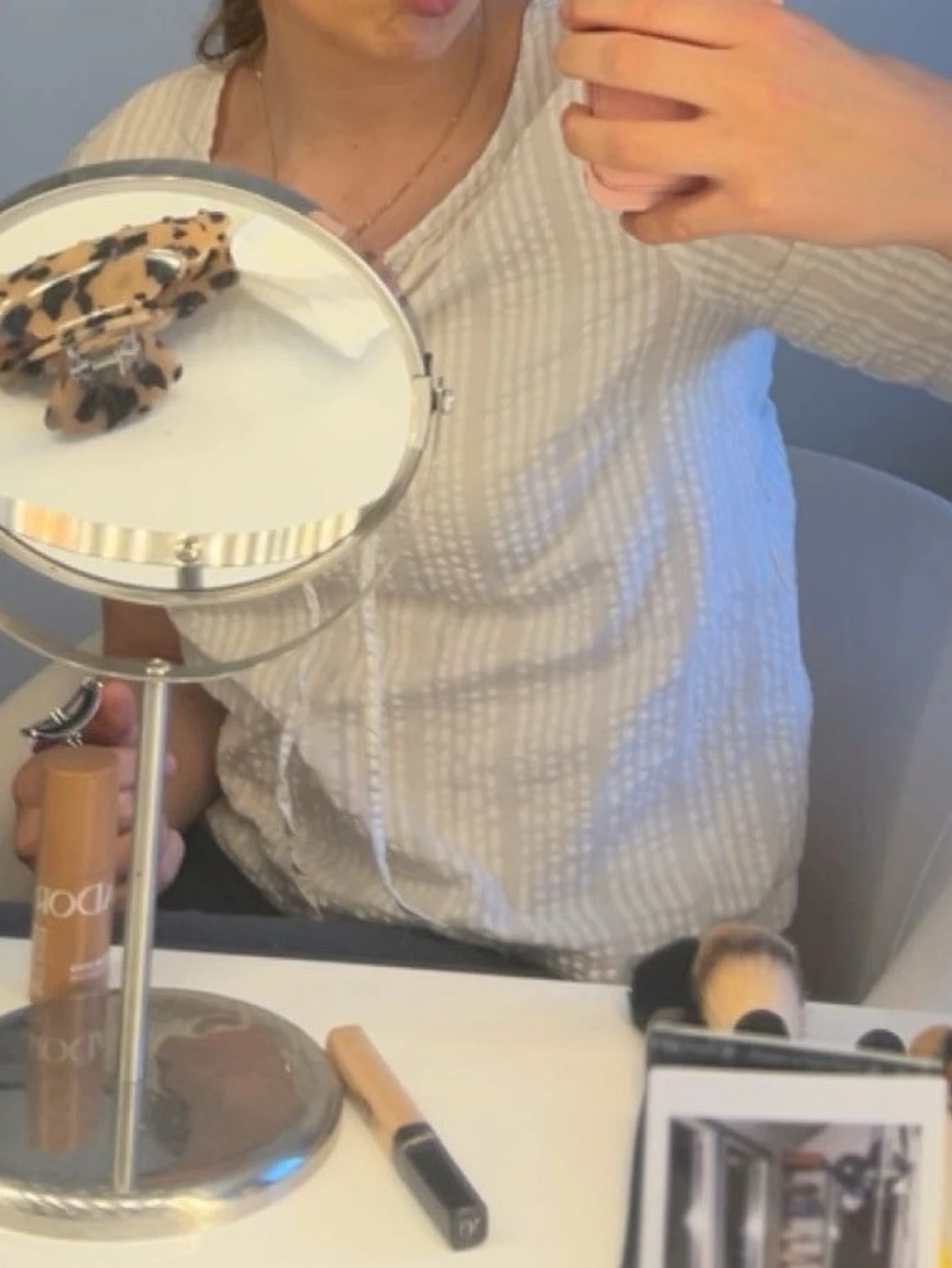 Vit blus med diskret rutmönster