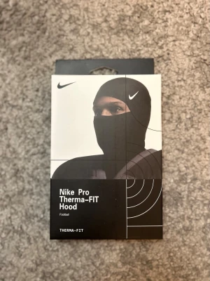 Nike ski mask Svart - Hej säljer en helt ny Nike ski mask i färger svart!              Hör av er vid frågor!