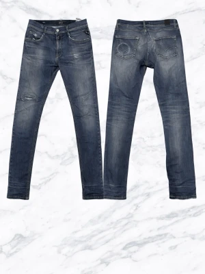 Replay Hyperflex Jeans - Skriv för mer frågor/bilder Slim fit Hyperflex - slitna/tunna på vissa ställen, kan alltså bli skadat där bak. Hål vid högra knä. Snu5 fade på bakficka. Skulle tro att det är någon modell som efterliknar anbass. Storlek 158 men sitter bra på mig som är 170. 