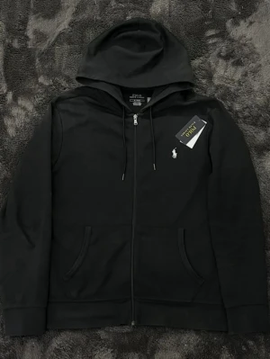 Polo Ralph lauren zip tröja  - Riktigt snygg tröja i storlek S i mycket bra skick, tags medföljer vid köp. Nypris 2250kr mitt pris 1000kr. Hör av er vid frågor och funderingar. Mvh Viktor😊