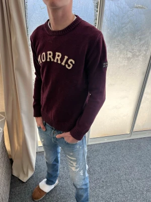 Vinröd stickad tröja från Morris - Vinröd stickad tröja från Morris. Strl M. Personen på bilden är 183 cm lång. Skicka gärna prisförslag. Kolla in min profil för liknande plagg.
