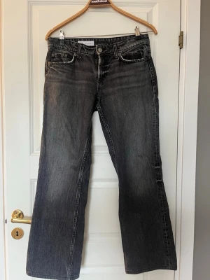 Svarta raka jeans från Zara - Säljer ett par trendiga, svarta lågmidjade jeans från Zara med en snygg tvättad look. Rak modell som passar lika bra till vardags som till fest!