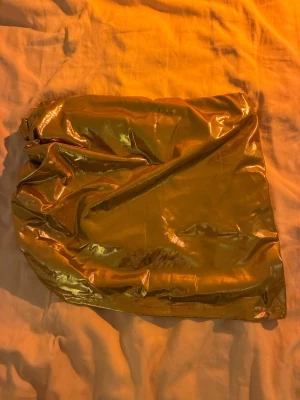 Guldig minikjol  - Guldig kjol som köptes inför tema fest och endast använd en gång! Storlek xs/s. Perfekt skick och har inbyggda trosor. Tyvärr fast fashion och hoppas den kan få nytt liv 🌸🫶🏻