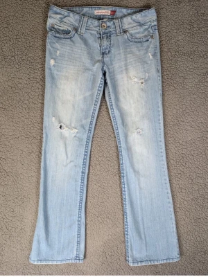 Lågmidjade ljusblå bootcut jeans - Lågmidjade ljusblå bootcut jeans, för stora för mig.