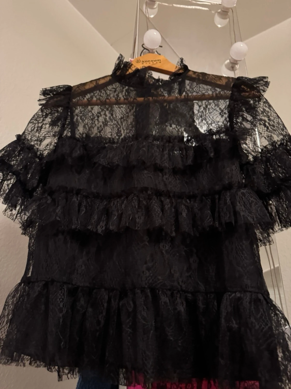 Svart spetsblus med volanger - 1