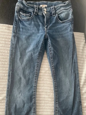Bootcut jeans gina tricot - Säljer ett par klassiska blå jeans med raka ben och dubbla knappar i midjan. Från gina tricot young💕Knappt använda, endast lite slitna längst ner (se sista bilden). Priset går självklart att diskutera. Finns fler bilder att få och ni får gärna dtälal frågor🤗
