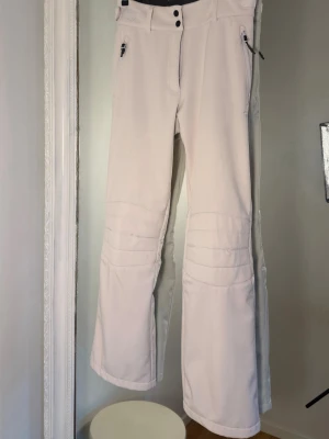 Skidbyxor McKINLEY - Det finns några repor på det högra benet, i övrigt inga brister. Se bilder . Storlek M