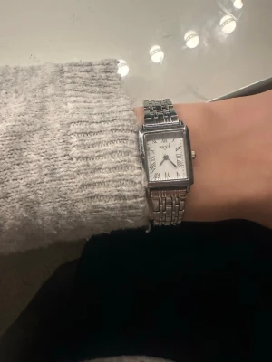 Silvrig Regal klocka - Nästan helt oanvänd silvrig klocka från Ur och Penn! Säljer då jag har börjat använda guld.