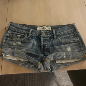 Hollister jeans shorts  - Ett par jätte fina short till sommaren, low waist också. Midja 72cm / Längd 19 cm. W24/25.Använts typ två gånger så är i bra skick. Orginalt pris 600kr💕