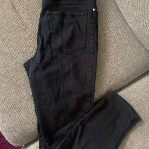 Svarta jeans - Säljer ett par svarta jeans i bra skick. Perfekta för både vardag och fest! De ser lite blekta ut på bilden men de är helt svarta. 