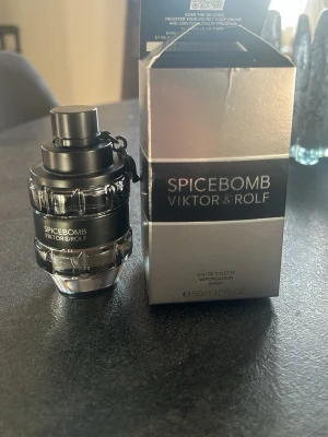 Spicebomb parfym från Viktor & Rolf - Ungefär 75-80% kvar  Spicebomb från Viktor & Rolf är en eau de toilette med en unik, granatinspirerad flaska i svart och silver. Doften är kryddig och intensiv, perfekt för dig som gillar att sticka ut. Flaskan rymmer 50 ml och har en cool, modern design som känns lyxig och maskulin.