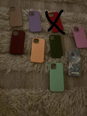 iDeal of Sweden iPhone 13 Skal - Flera olika skal i olika färger. Alla skal finns kvar förutom den röda som har ett kryss över sig. Om nån vill ha en bättre bild på de är det bara att skriva💓50kr/skal. Skriv vilket man vill ha av de