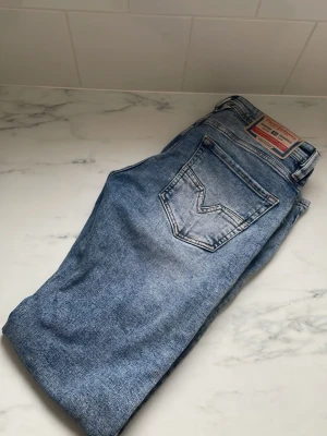 Diesel jeans  - Klassiska blåa jeans i rak modell med fem fickor och tydlig logga på bakfickan. Jeansen har en snygg tvättad look och är gjorda i slitstark denim. Perfekta till en avslappnad stil och passar till det mesta. De är i storlek w31 l32